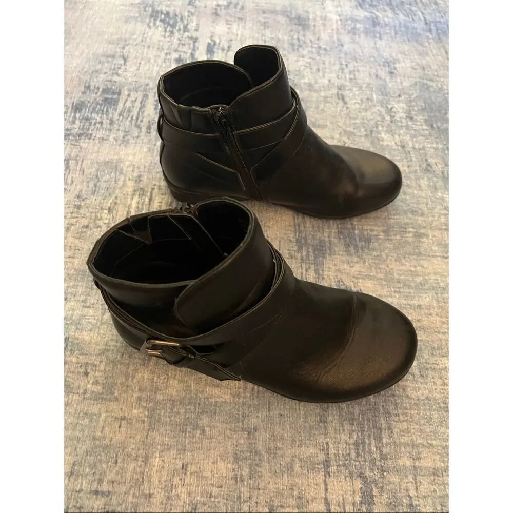 Comfortview Black Faux Leather Bronte Side Zip Ankle Booties Size 7 Wide
